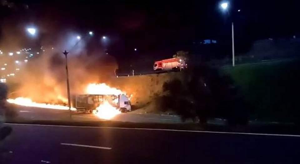 Motorista morre carbonizado depois de acidente entre caminhões em São Mateus