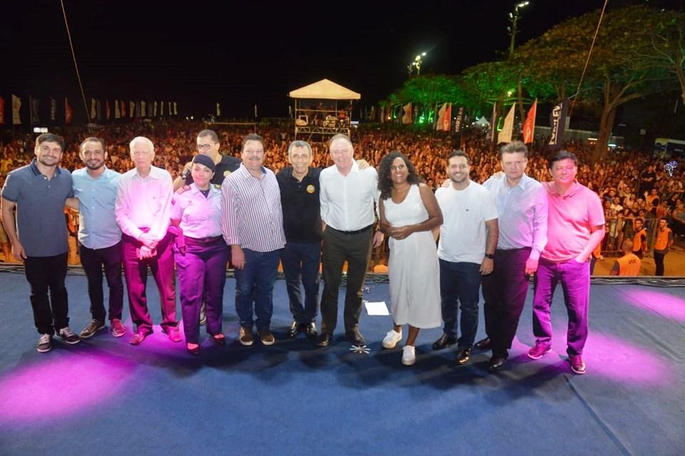 Renato Casagrande participa do Jesus Vida Verão nas areias de Vila Velha