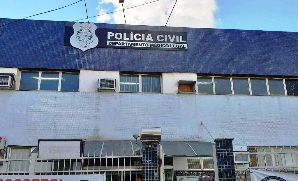 Mulher é morta a tiros na frente de familiares; parentes acreditam que vítima foi assassinada por cobrar pensão do ex-marido