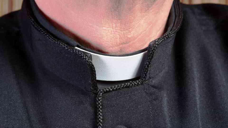 Jovem matou padre católico de quem terá sido vítima de abuso sexual