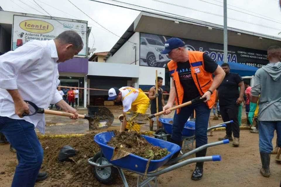 Casagrande participa de mutirão em Iconha, no sul do Estado