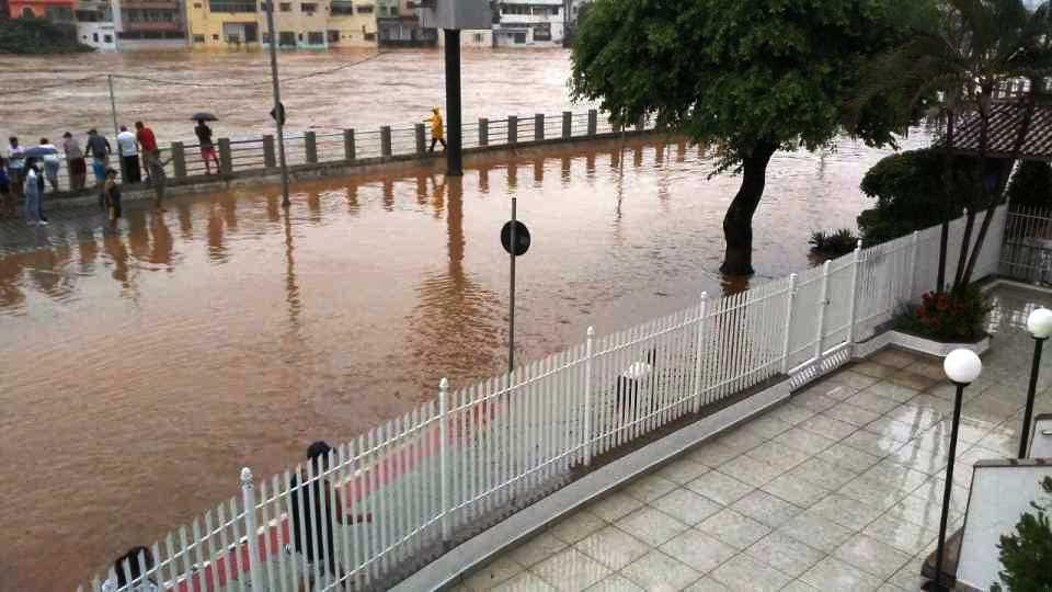 Corpo de Bombeiros pede ajuda do Exército para atuar no resgate de vítimas em Cachoeiro