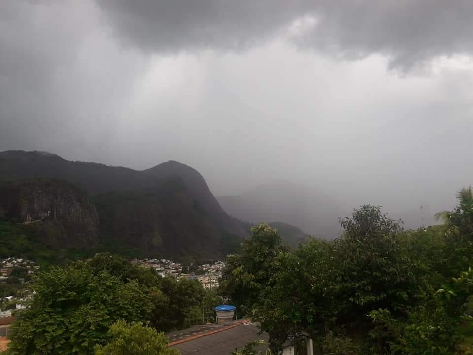 Previsão de chuva forte continua neste domingo para grande parte do Espírito Santo