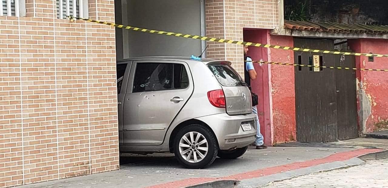 Casal é morto com mais de 30 tiros quando saía da garagem de casa em Itapuã