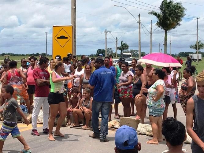 Moradores interditam rodovia que liga Linhares ao Pontal, no Espírito Santo