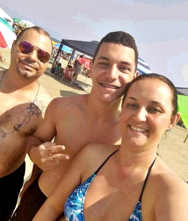 Mãe teria dirigido com marido e filho mortos no carro antes de ser assassinada, diz polícia