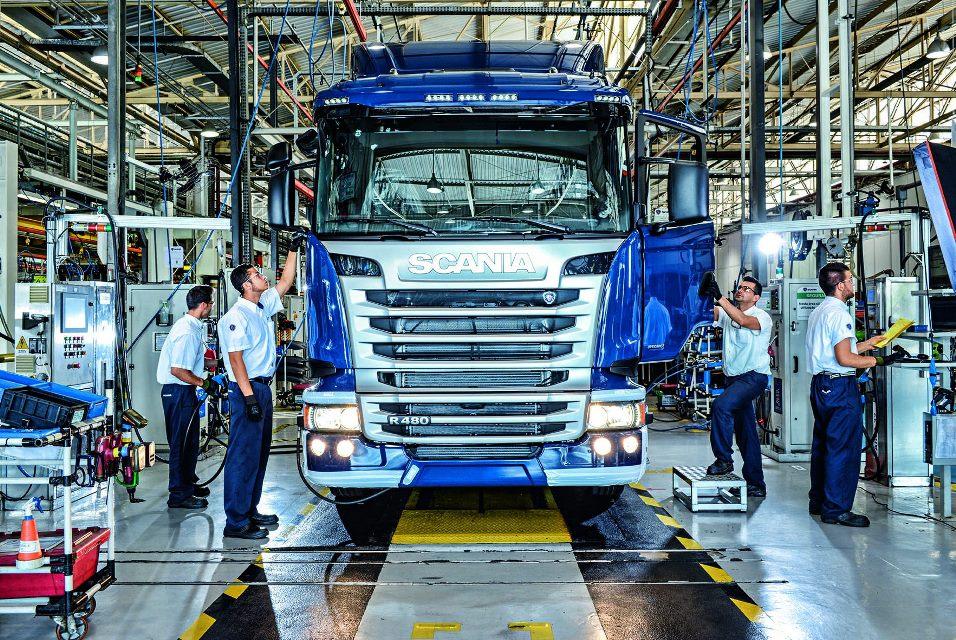 Scania começa a produzir caminhão movido a gás natural na fábrica do ABC