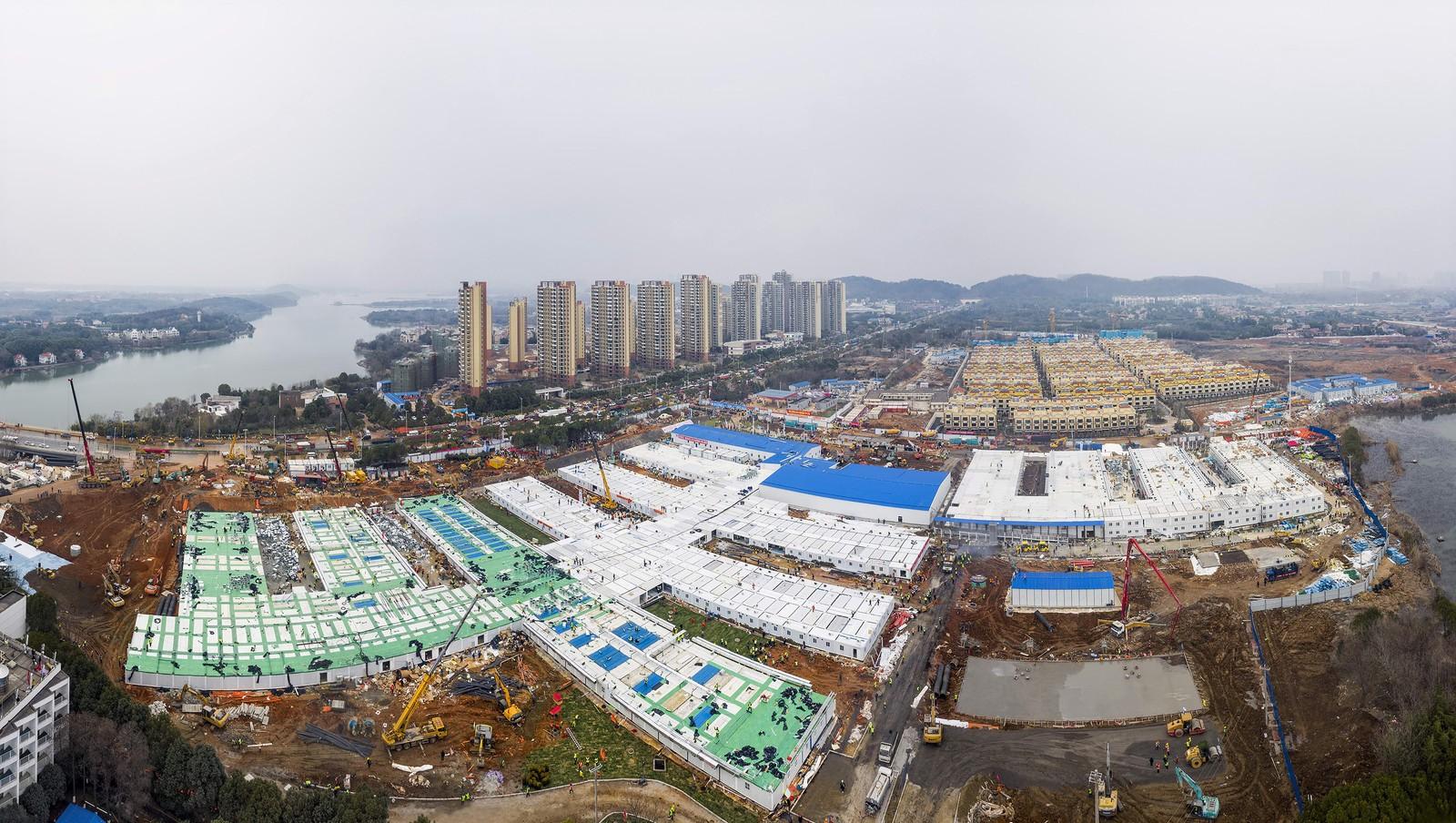 Construído em 10 dias, hospital recebe primeiros pacientes com coronavírus na China