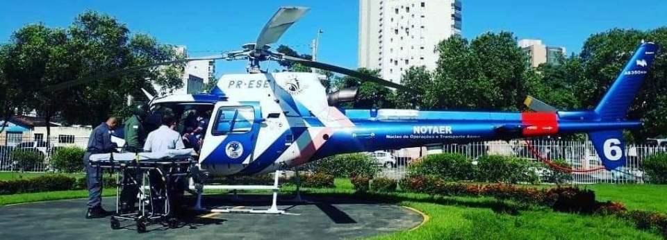 Homem é resgatado por helicóptero do Notaer após ter faca cravada no peito em Piúma