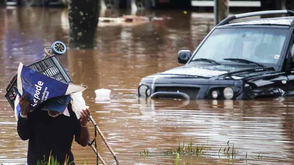 Chuva dá prejuízo de mais de R$ 5 mi a donos de carros importados em SP