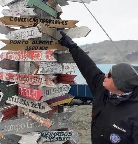 Placa com o nome de Conceição dax Barra é instalada em totem no Continente Gelado