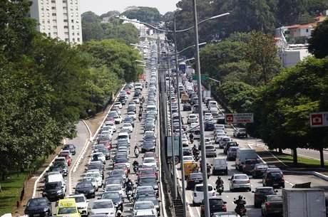 CCJ aprova fim da venda de carro a gasolina e diesel em 2030