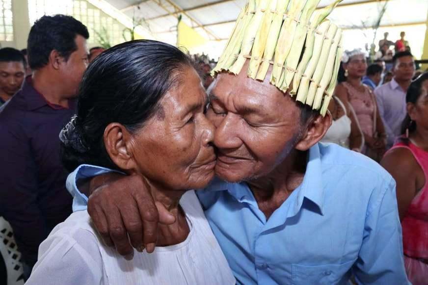 Indígena de 100 anos oficializa matrimônio em casamento coletivo da Amazônia