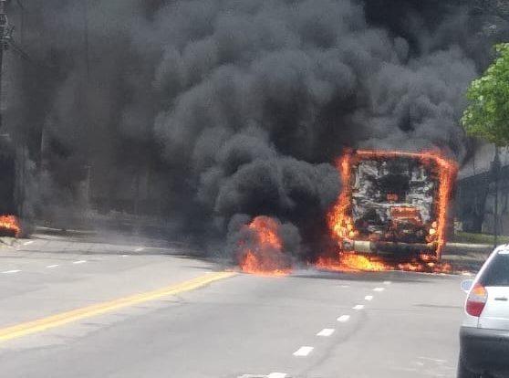 Criminosos ateiam fogo em ônibus em represália por morte de traficante em Vitória