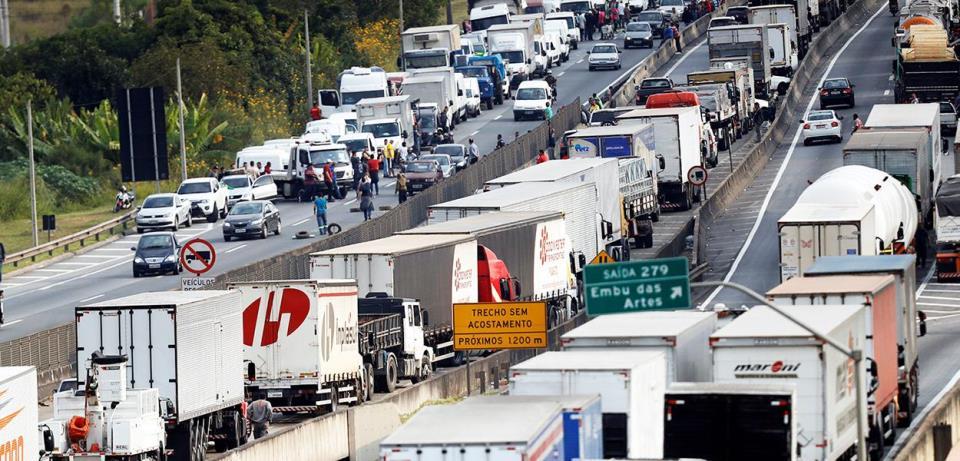 Caminhoneiros aderem à greve dos petroleiros