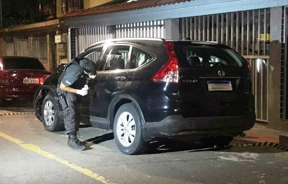 Corpo de homem é encontrado dentro de carro de luxo abandonado em Vitória