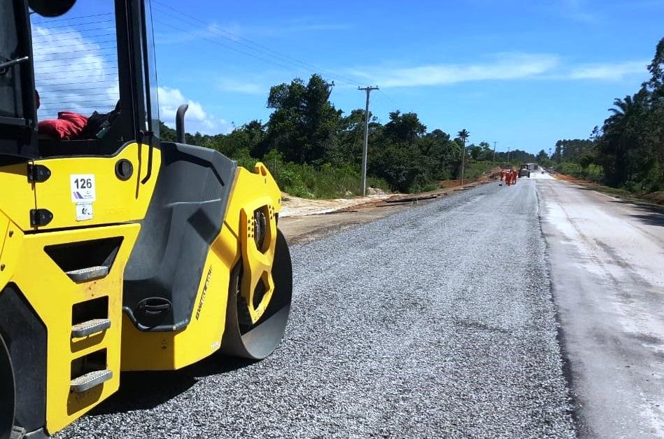 Mais de 40% das obras de pavimentação da Rodovia Conceição da Barra – Itaúnas estão concluídas