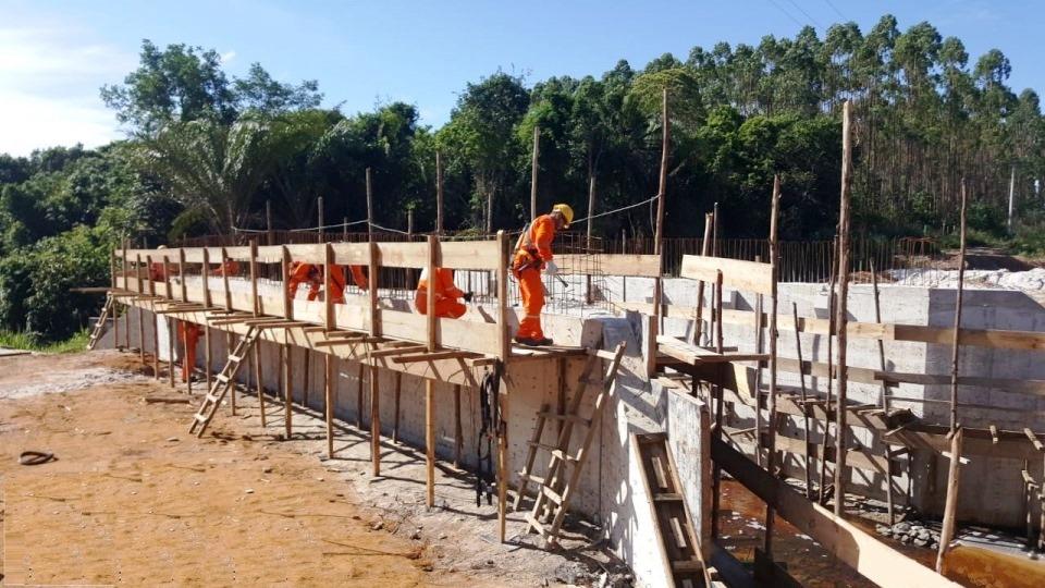 Mais de 40% das obras de pavimentação da Rodovia Conceição da Barra – Itaúnas estão concluídas