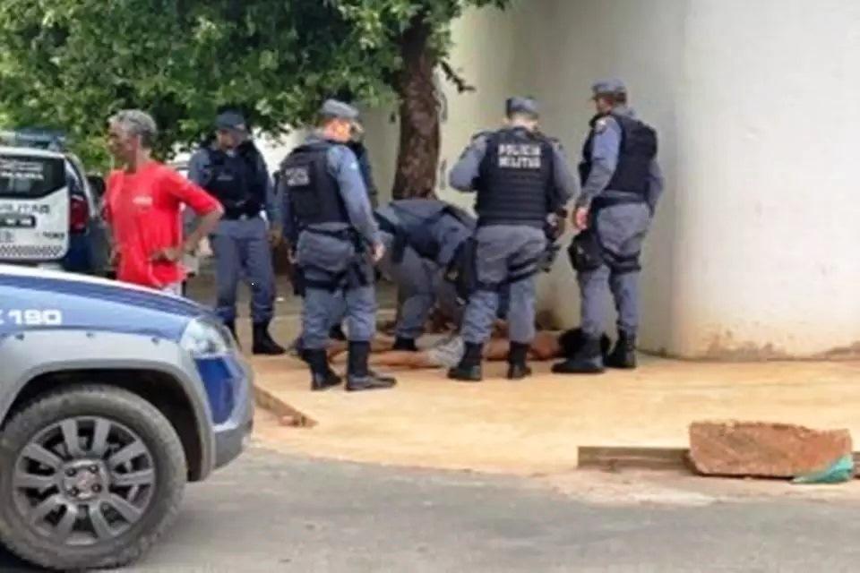 Homem tenta estuprar criança, foge nu e dá de frente com viatura