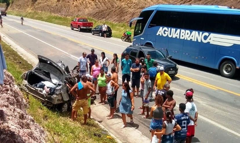 Acidente grave entre caminhão e carro deixa três vítimas fatais na BR 101 Norte do Estado