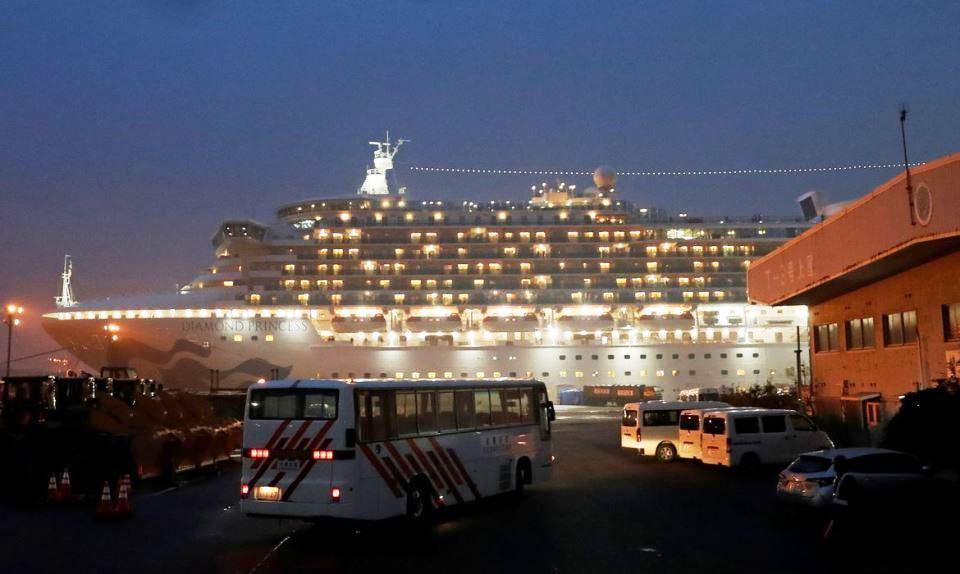 Quase mil passageiros desembarcam do navio afetado pelo coronavírus