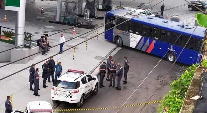 Homem sequestra ônibus com passageiros e é baleado por PMs