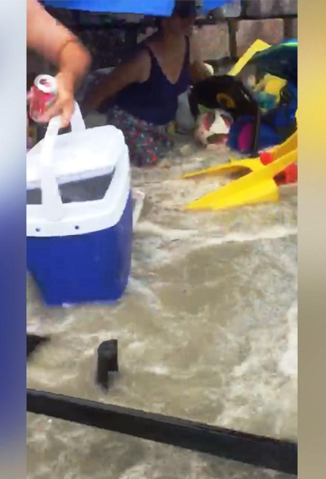 Mar avança em praia, causa estragos e arrasta turistas em Ubatuba, SP