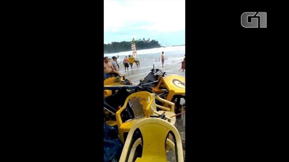 Mar avança em praia, causa estragos e arrasta turistas em Ubatuba, SP