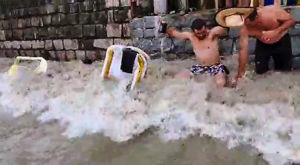 Mar avança em praia, causa estragos e arrasta turistas em Ubatuba, SP