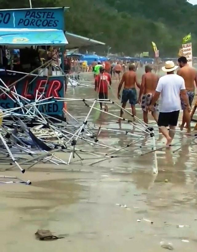 Mar avança em praia, causa estragos e arrasta turistas em Ubatuba, SP