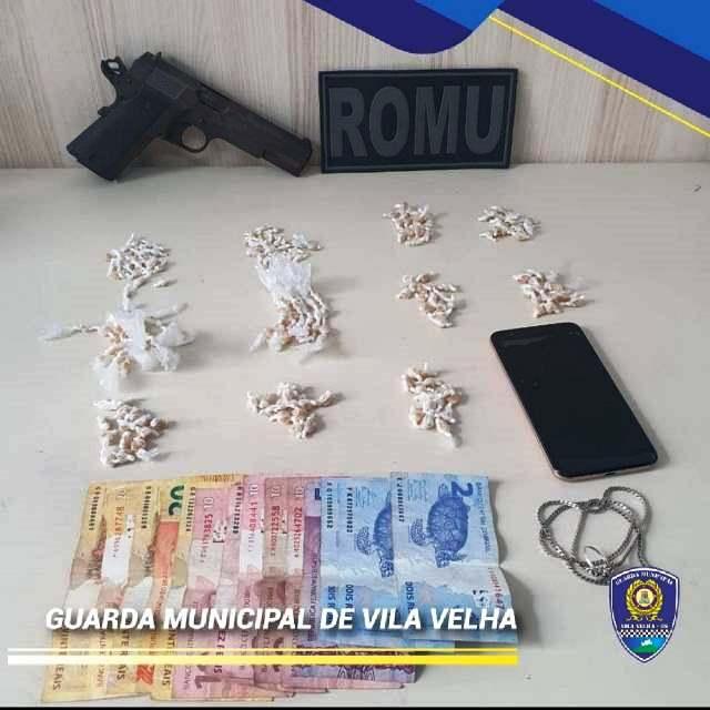 Casal é preso em Vila Velha com drogas e arma de uso exclusivo das Forças Armadas