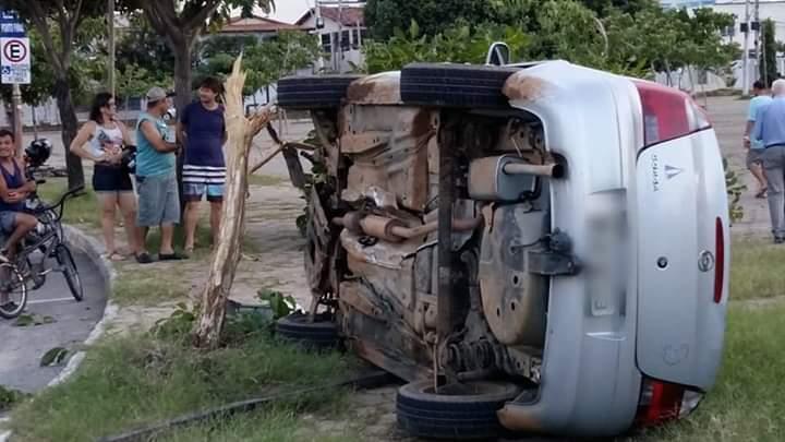 Motorista perde controle, bate em árvore e tomba veículo, em Colatina