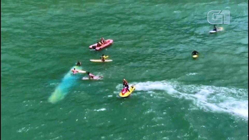 Avião de pequeno porte cai no mar em Guarujá e piloto sobrevive