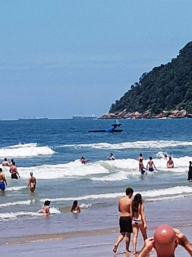 Avião de pequeno porte cai no mar em Guarujá e piloto sobrevive