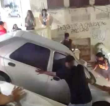 Motorista erra caminho e carro para no meio de escadaria no Centro de Vitória