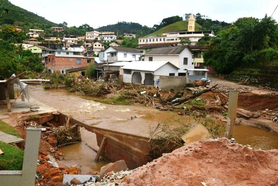 Governo monitora casos suspeitos de leptospirose após enchentes no sul do ES