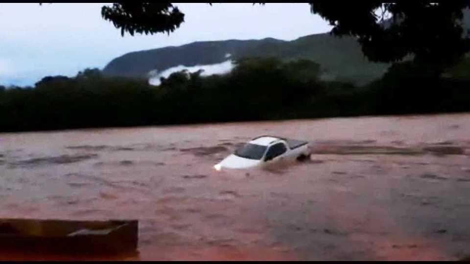 Carro cai no Rio Doce e motorista é salvo por populares