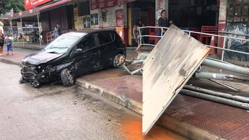 Mulher bate com o carro em ponto de ônibus e sai do veículo de calcinha em Vitória