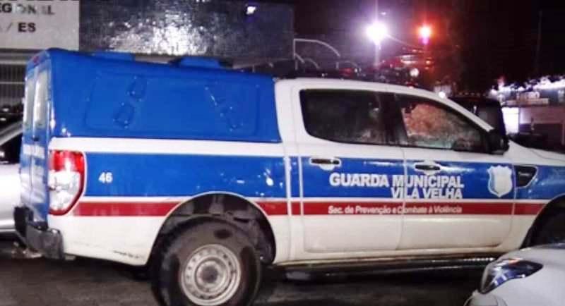 Ladrão tenta roubar carro, apanha da vítima e se esconde em igreja