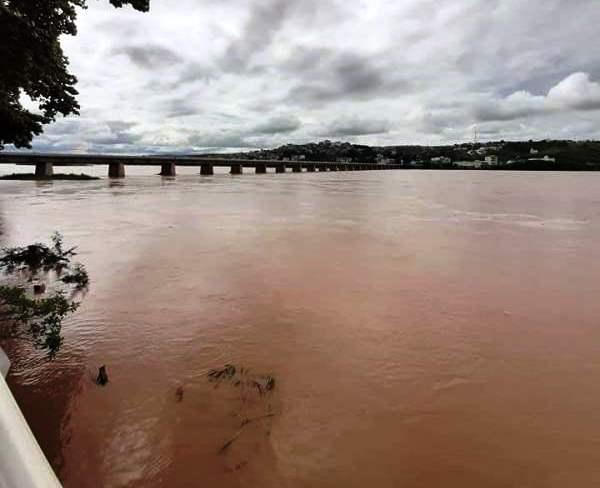 Em Colatina Rio Doce atingiu nível de 581 cm às 15h desta sexta-feira e a tendência é oscilar em torno de 600 cm