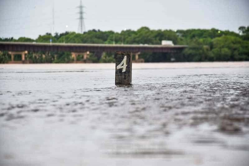 Nível do Rio Doce chega a 4 metros em Linhares e Defesa Civil continua em alerta