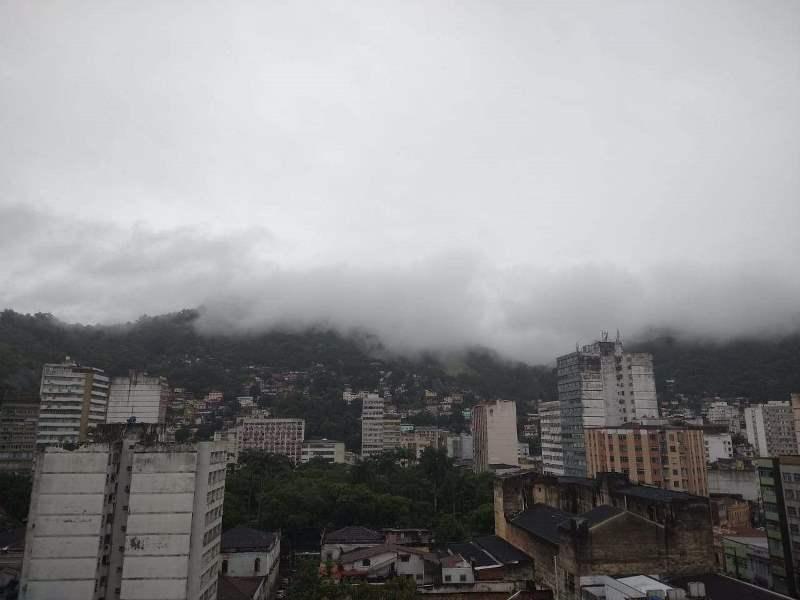 Semana começa com alerta de chuva no ES