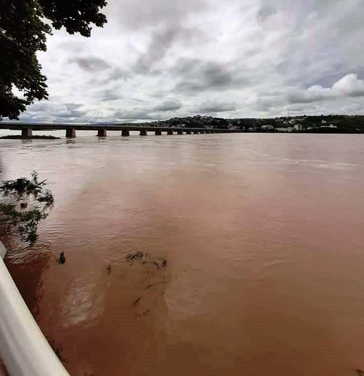 Nível do Rio Doce diminui gradativamente e tranquiliza população em Colatina