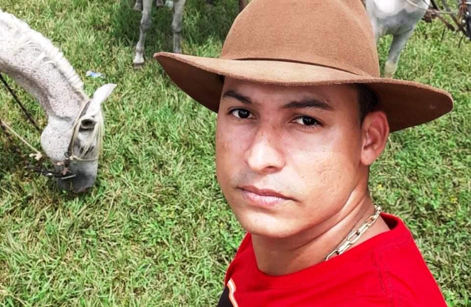 Homem é assassinado a tiros ao parar em semáforo quando voltava de cavalgada; esposa foi atingida