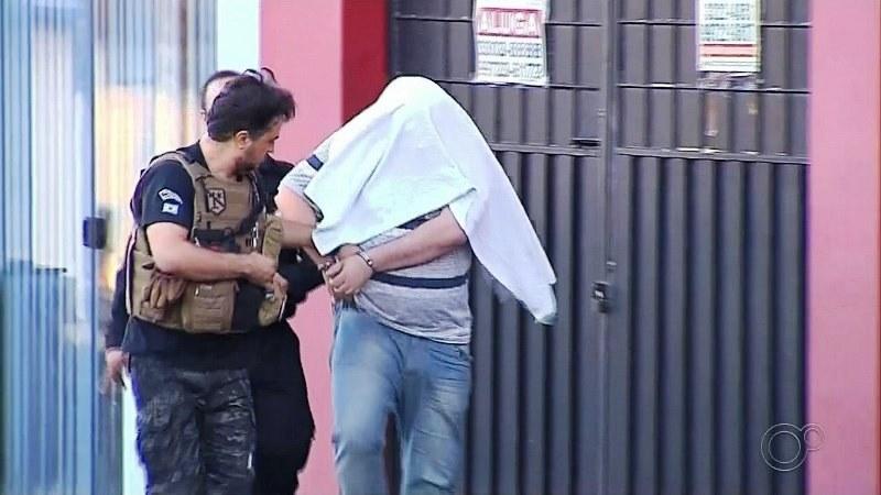 Professor preso oferecia filha para atos sexuais em troca de dinheiro