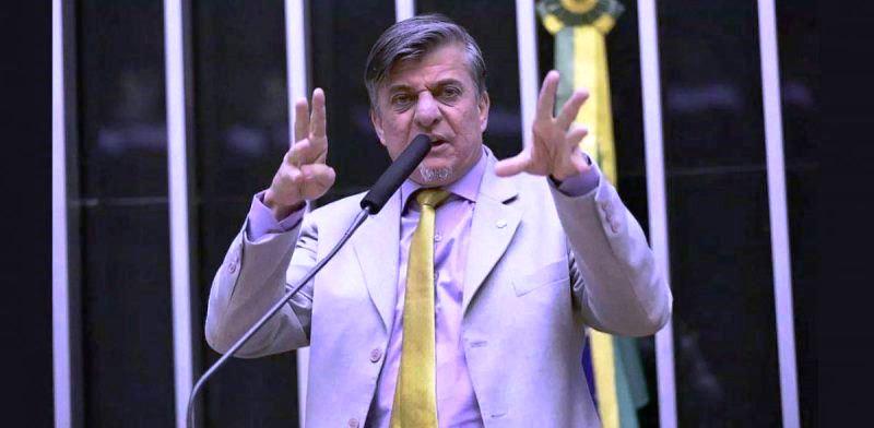 Deputado cria projeto para “amputar mãos” de políticos corruptos