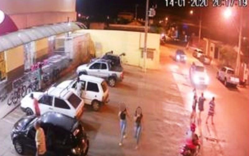 Jovem mata amiga com 35 facadas amiga porque “falava mal dela” na internet