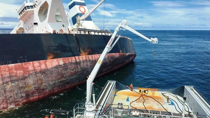 Iniciada operação de retirada de óleo do navio encalhado na costa do Maranhão