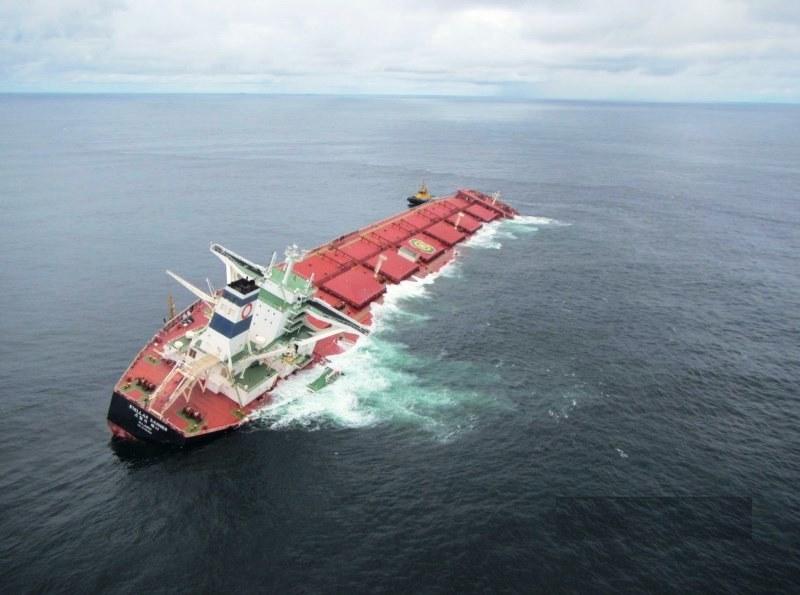 Iniciada operação de retirada de óleo do navio encalhado na costa do Maranhão