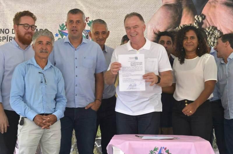 Governador inaugura reforma de creche e autoriza obras em Brejetuba